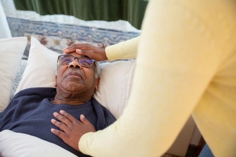 personne âgées sur son lit souffrant de trouble du sommeil.